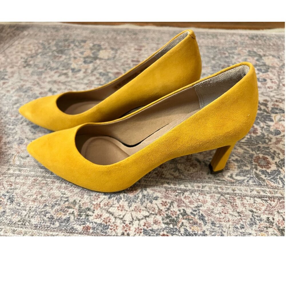 NWOB Rockport Total Motion Sheehan Heel - Yellow Suede Size 7W